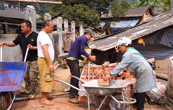 A group of people working outside

AI-generated content may be incorrect.