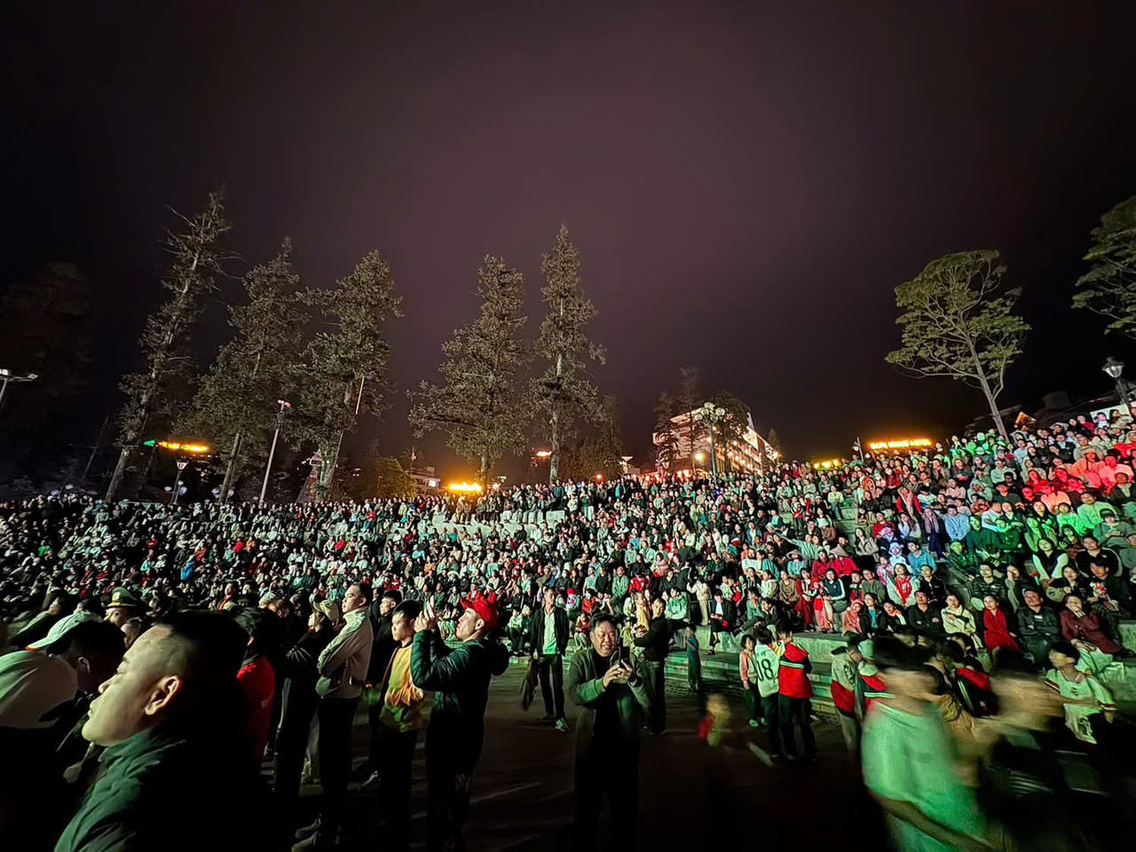H&agrave;ng ngh&igrave;n kh&aacute;n giả l&agrave; người d&acirc;n bản địa, du kh&aacute;ch trong nước v&agrave; quốc tế đ&atilde; tập trung tại s&acirc;n Quần tham dự Lễ hội m&ugrave;a h&egrave; Sa Pa năm 2026. Ảnh: B&iacute;ch Hợp.